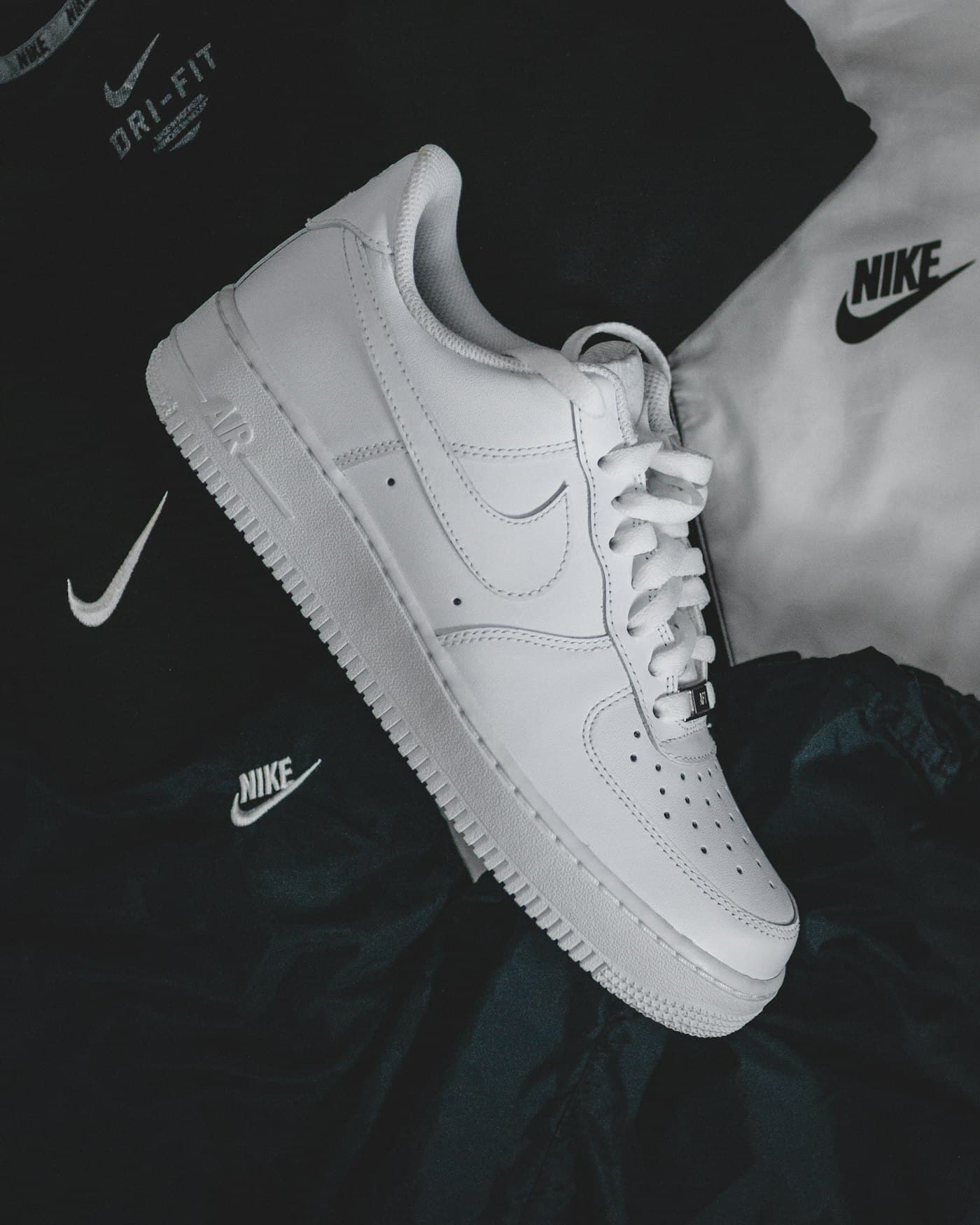 Sepatu putih low-top